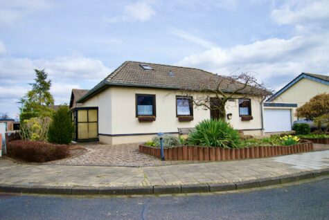 Zülpich, freistehender Bungalow mit Walmdach auf einem 641 qm Erbpachtgrundstück gelegen, 53909 Zülpich, Einfamilienhaus