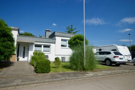 Reserviert, Erftstadt-Gymnich, Bungalow mit versetzten Wohnebenen, umfangreich modernisiert, 50374 Erftstadt, Bungalow