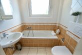 Reserviert, Erftstadt-Gymnich, Bungalow mit versetzten Wohnebenen, umfangreich modernisiert - Badezimmer, Obergeschoss