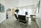 Erftstadt Liblar, Praxis- und Büroflächen, Fliesenböden, Fußbodenheizung, bodentiefe Fenster - Besprechungszimmer/Büro